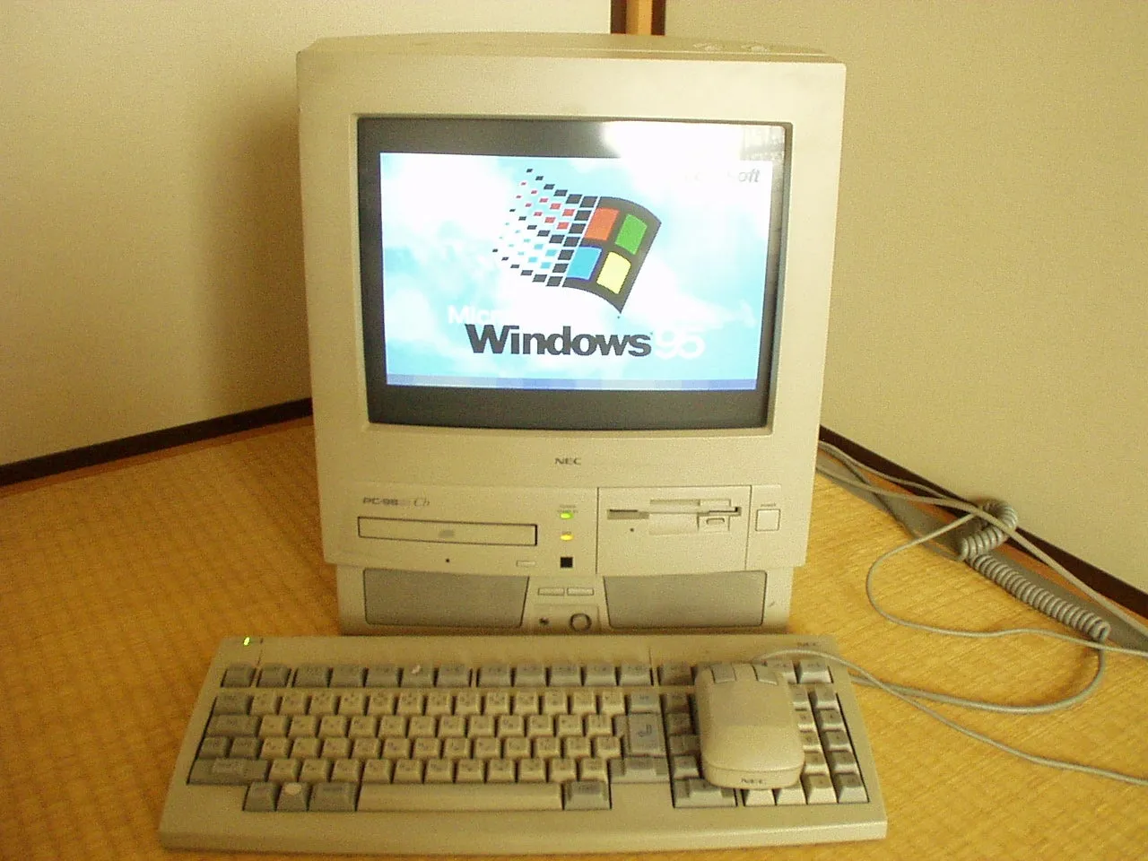 Source: https://ameblo.jp/masa02293/ NEC PC9821 Cb, a vintage all-in-one computer with an integrated monitor and tower.